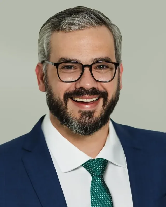 Deangelis Lacerda, advogado criminalista, de terno azul e gravata verde