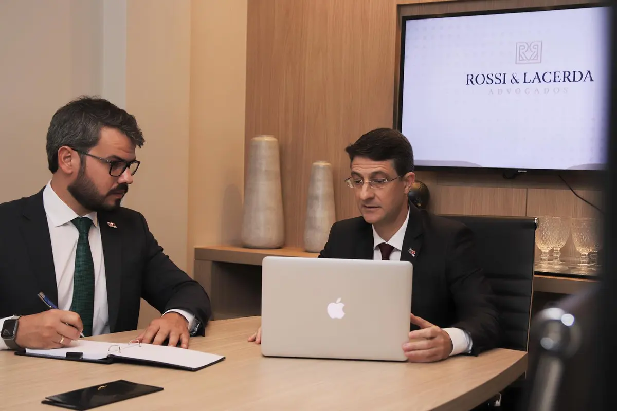 Os sócios trabalhando na mesa de reunião